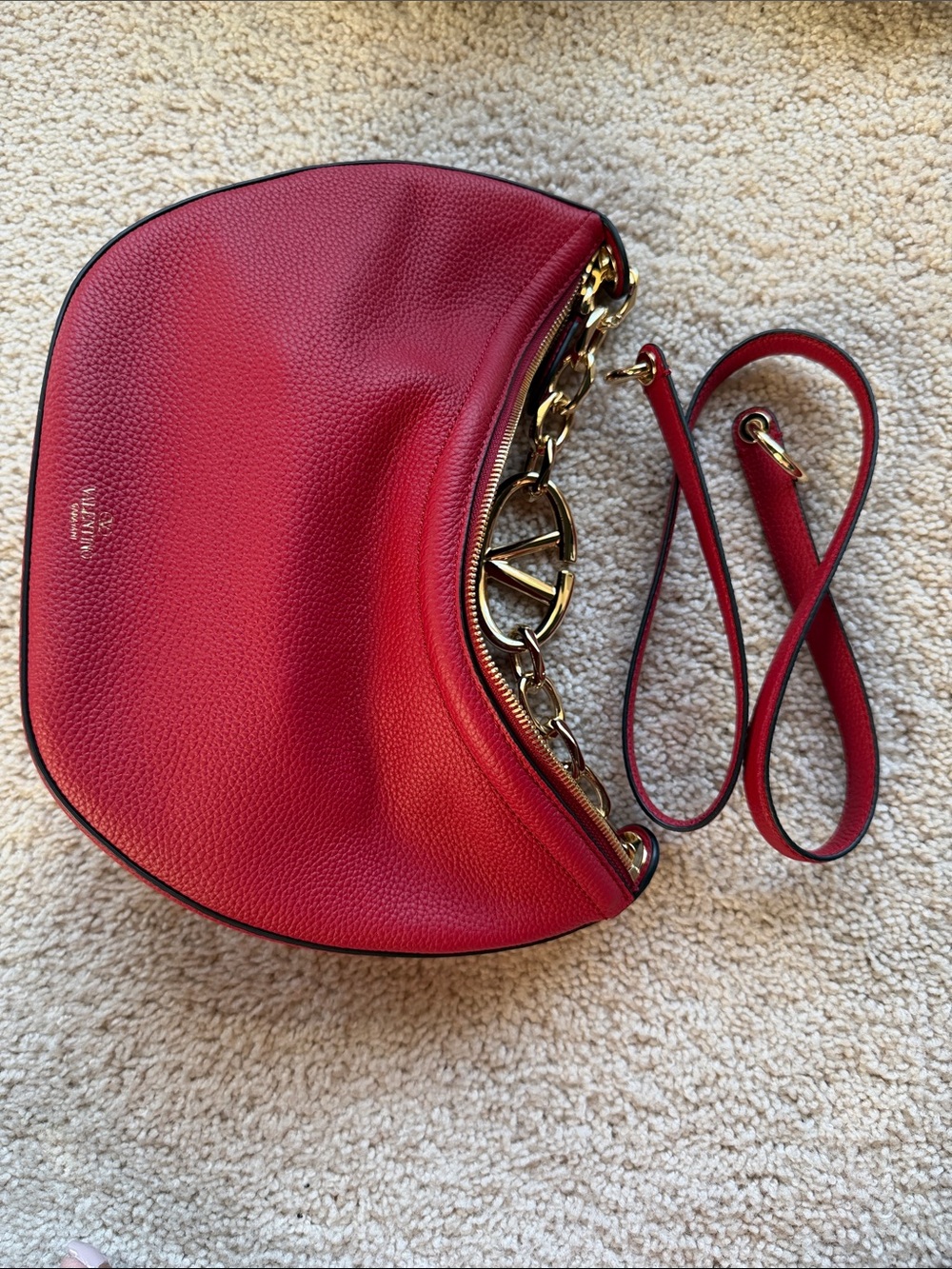 🛍️ PURSE SALE - PRICE REDUCED 🛍️ 
Red Leather Bag with Gold V-Link Chain - Picture 3 of 3